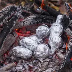 Ziemniaki z ogniska w folii - która strona folii jest najlepsza?