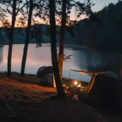 Gdzie pod namiot nad jeziorem? Odkryj najlepsze miejsca na relaks