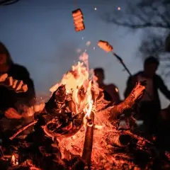 Co na ognisko oprócz kiełbasy? Odkryj pyszne alternatywy!
