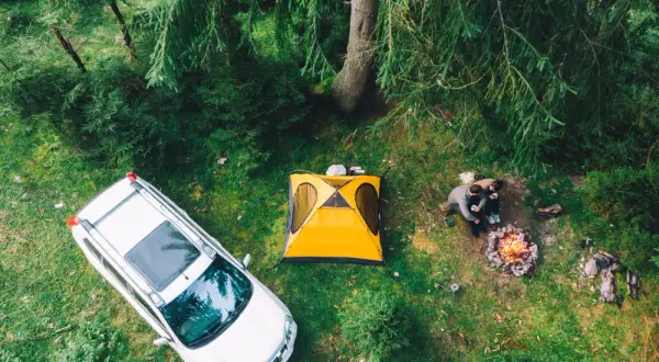 Kemping czy camping - jakie są kluczowe różnice i co wybrać?