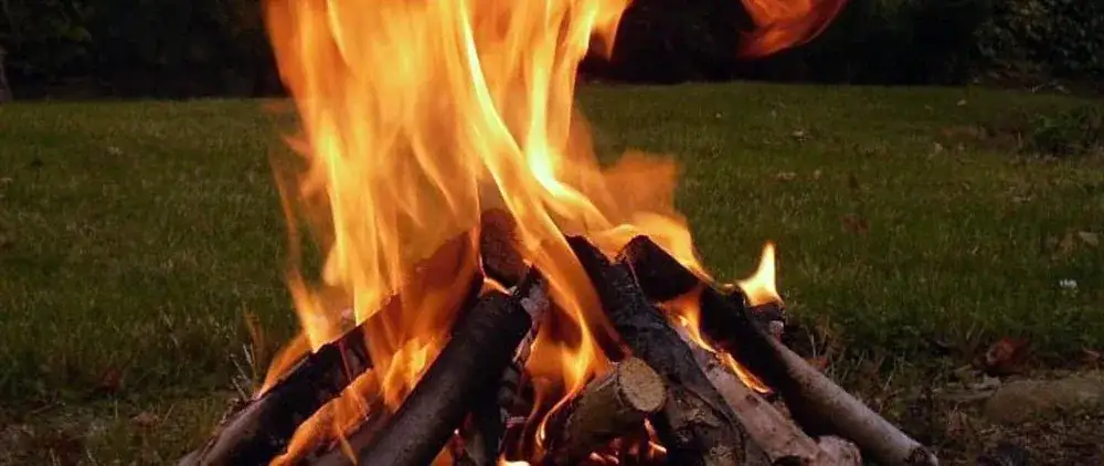 Zdjęcie Czy można palić ognisko na prywatnej posesji? Przepisy i zasady bezpieczeństwa